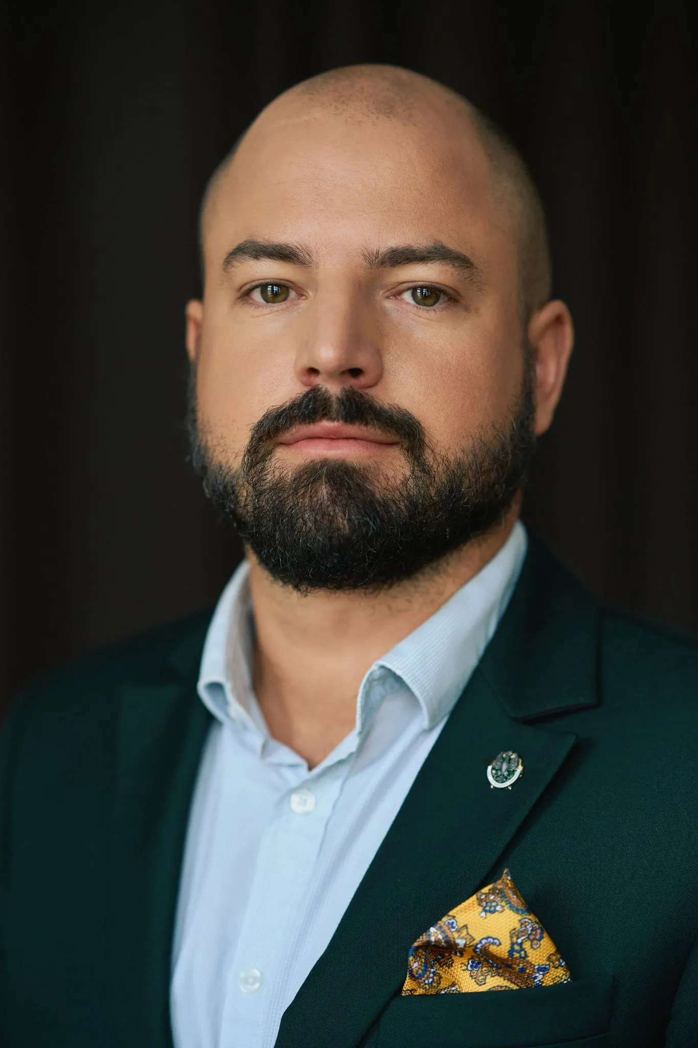 Portret biznesowy mężczyzny w zielonej marynarce z poszetką - sesja wizerunkowa Warszawa