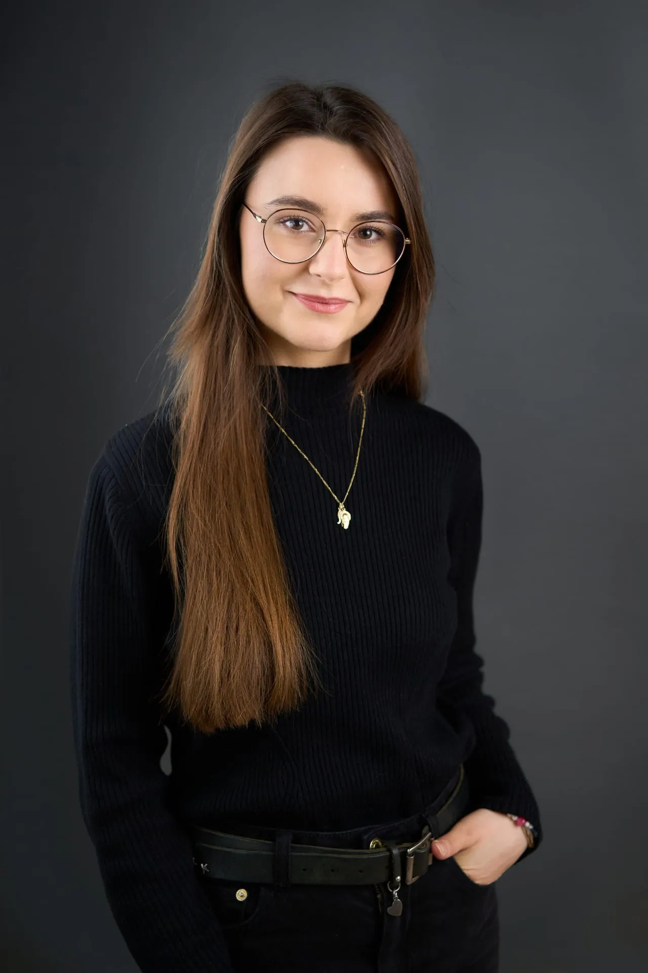 Portret kobiety w okularach i czarnym golfie