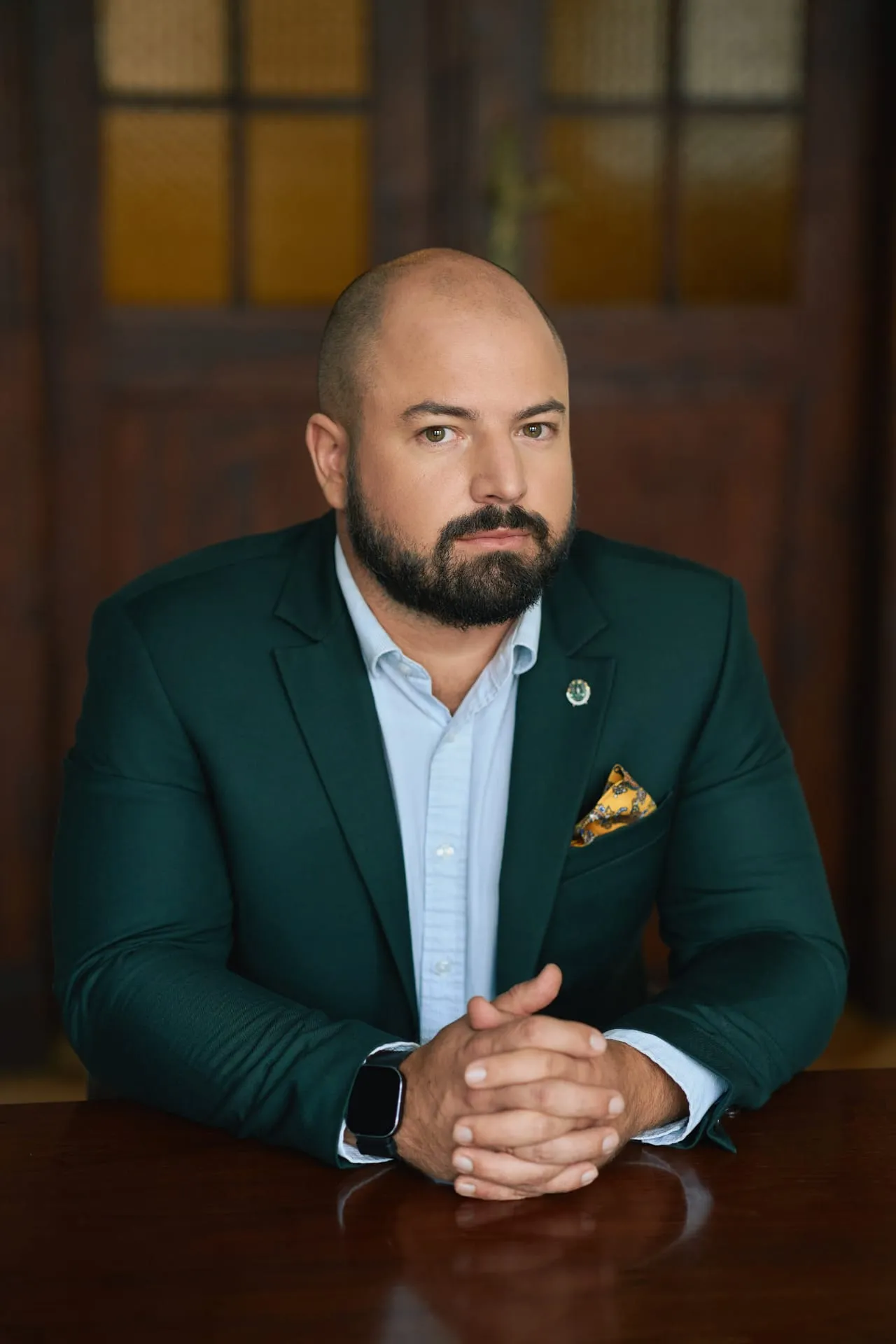 Portret biznesowy mężczyzny w zielonej marynarce
