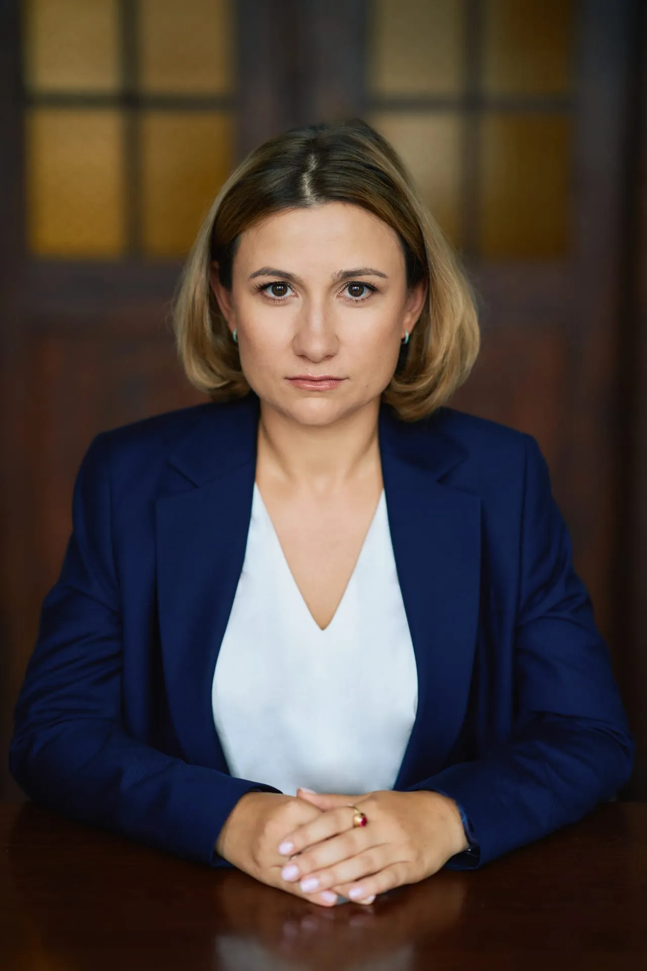 Portret biznesowy kobiety w granatowej marynarce